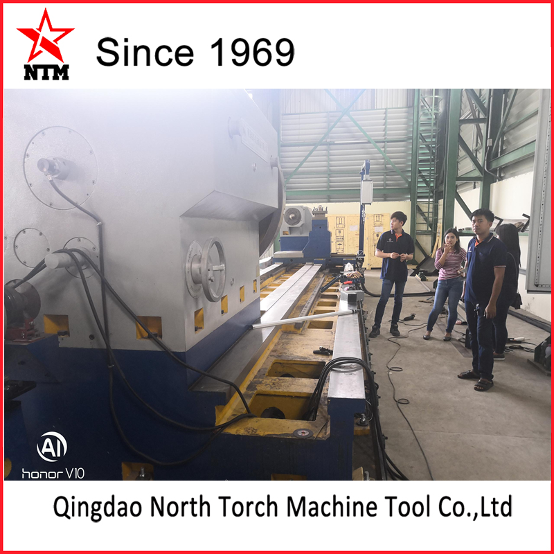 我司工程師成功完成我司生產(chǎn)的重型機(jī)械臥式車床CG61200*8000/40T 的安裝，調(diào)試與培訓(xùn)